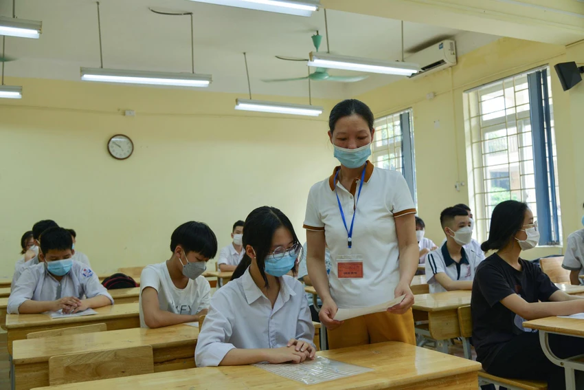Giám thị hướng dẫn tỉ mỉ cho thí sinh, phổ biến quy định mới về việc những vật dụng không được phép mang vào phòng thi phải để cách phòng thi ít nhất 25 m và thống nhất với thí sinh về cách gửi/cách lấy đồ sau khi hết giờ thi, tránh hiện tượng thất lạc hoặc mất đồ. Giám thị hướng dẫn tỉ mỉ cho thí sinh, phổ biến quy định mới về việc những vật dụng không được phép mang vào phòng thi phải để cách phòng thi ít nhất 25 m và thống nhất với thí sinh về cách gửi/cách lấy đồ sau khi hết giờ thi, tránh hiện tượng thất lạc hoặc mất đồ.