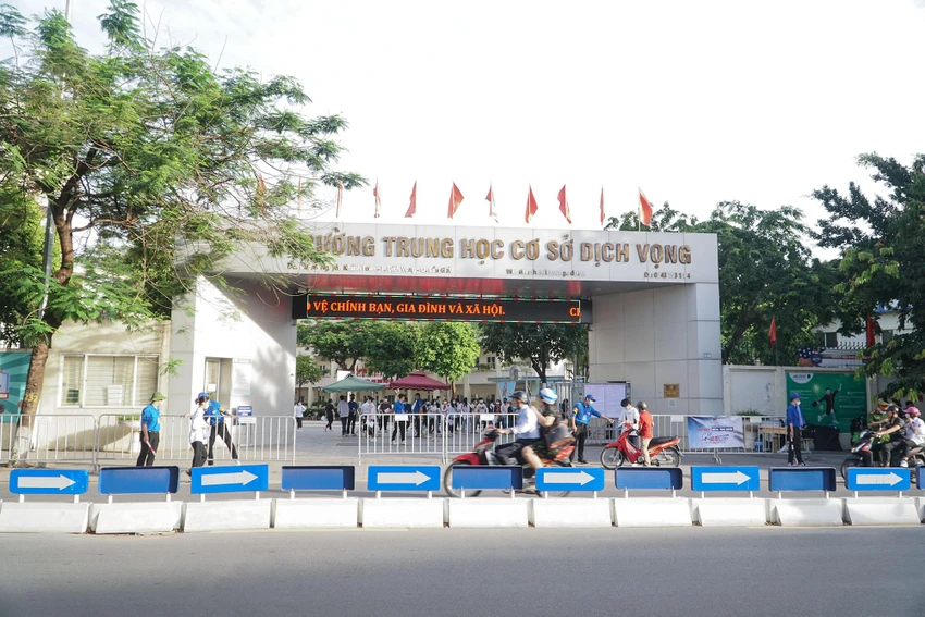 Ghi nhận tại điểm thi trường Trung học cơ sở Dịch Vọng, quận Cầu Giấy, TP Hà Nội ngay từ sáng sớm nhiều bậc phụ huynh đã đưa con em mình tới để dự Kỳ thi tuyển sinh vào lớp 10.