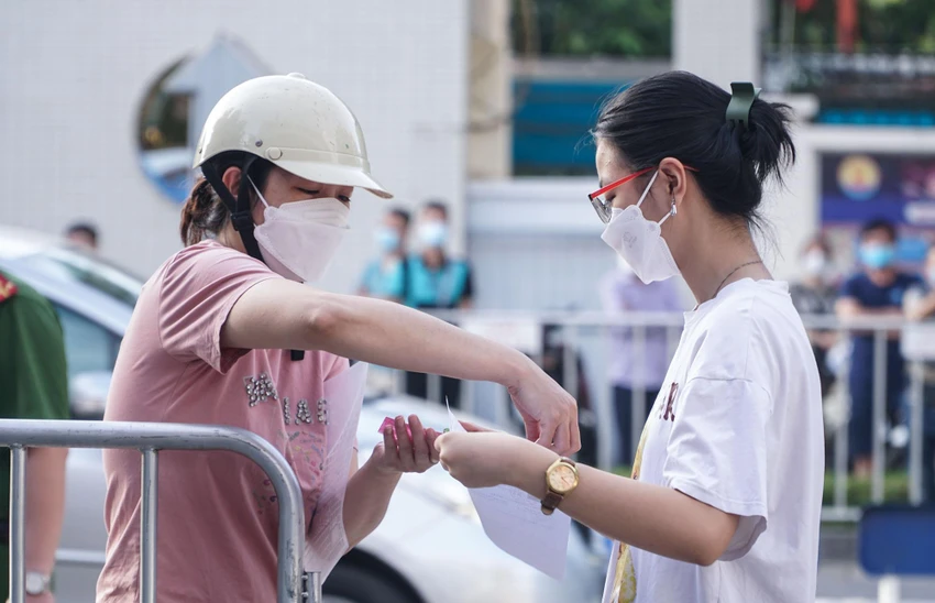Thí sinh, phụ huynh kiểm tra đồ dùng, vật dụng kỹ lưỡng trước khi bước vào điểm thi.