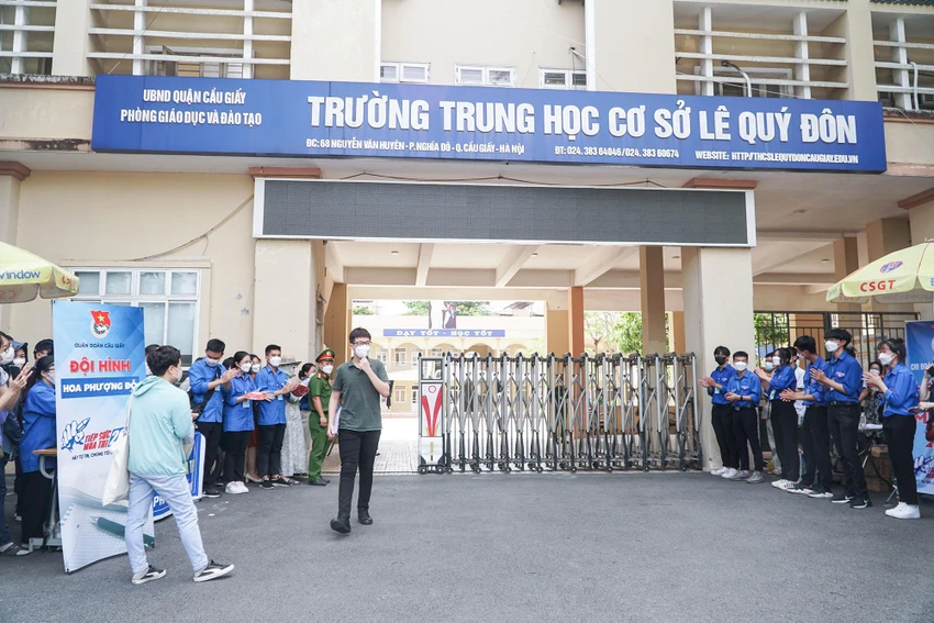 Là thí sinh bước ra khỏi cổng trường đầu tiên, em Nguyễn Tấn Dũng cho biết: "Đề thi khá vừa sức, với các bạn học giỏi văn lấy điểm 8 - 9 không khó. Em tự tin mình tối thiểu phải được 7,5 điểm". Là thí sinh bước ra khỏi cổng trường đầu tiên, em Nguyễn Tấn Dũng cho biết: "Đề thi khá vừa sức, với các bạn học giỏi văn lấy điểm 8 - 9 không khó. Em tự tin mình tối thiểu phải được 7,5 điểm".