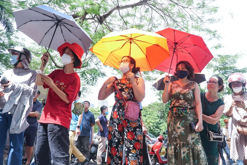 Năm nay, Hà Nội có gần 107 nhìn thí sinh tham dự Kỳ thi tuyển sinh vào lớp 10 THPT. Trong ngày các em đã trải qua hai môn thi đó là Ngữ văn và tiếng Anh.