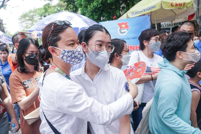Ngay sau khi bước ra khỏi phòng thi, nhiều thí sinh hớn hở ôm lấy phụ huynh. Ngay sau khi bước ra khỏi phòng thi, nhiều thí sinh hớn hở ôm lấy phụ huynh.