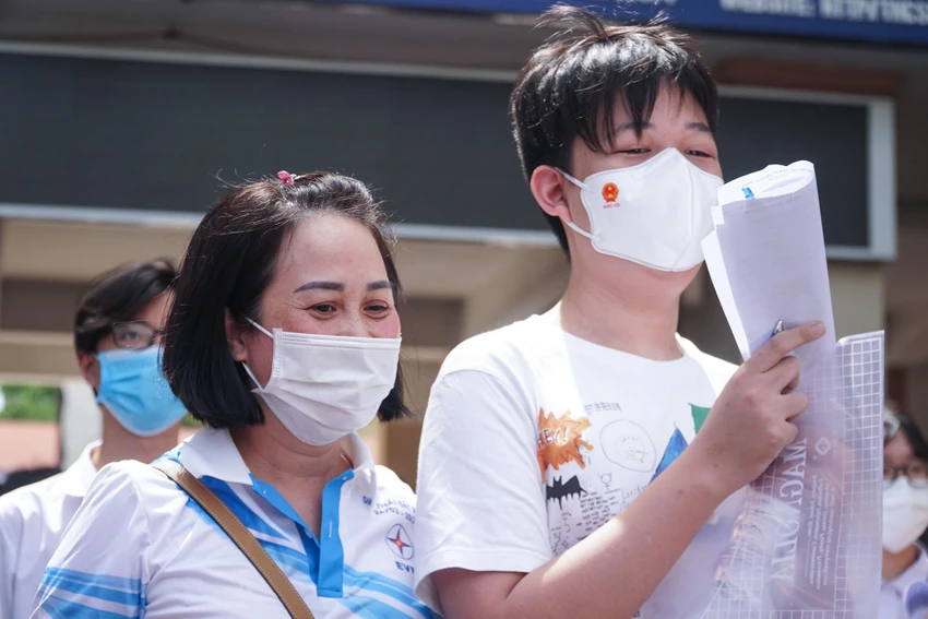 Kết thúc ngày thi đầu tiên, nhiều em cho biết đề thi các môn hôm nay khá 'dễ thở', không khó để đạt điểm cao. Do đó, ngay khi gặp lại phụ huynh, khuôn mặt các em luôn rạng rỡ, vui mừng.
