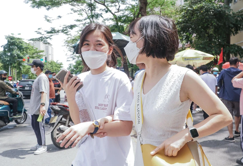 Một số thí sinh cho biết, đề thi môn Ngữ văn sáng nay có phần "trúng tủ", nên dự kiến sẽ "gặt" được điểm cao. Một số thí sinh cho biết, đề thi môn Ngữ văn sáng nay có phần "trúng tủ", nên dự kiến sẽ "gặt" được điểm cao.