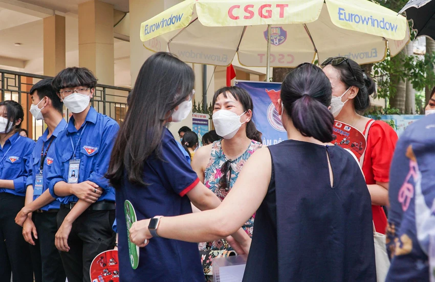Những cái ôm khích lệ tinh thần của các phụ huynh dành cho sĩ tử.