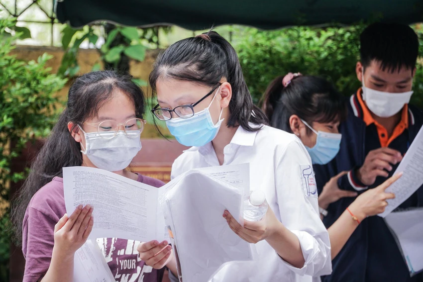 Cũng tại phiên họp, Thủ tướng Chính phủ lưu ý Bộ GD&amp;ĐT cần khẩn trương làm việc với các bộ, ngành hữu quan, trình Chính phủ để ban hành nghị quyết về các nội dung nêu trên cho kịp triển khai từ năm học 2022 – 2023. Ảnh PHI HÙNG