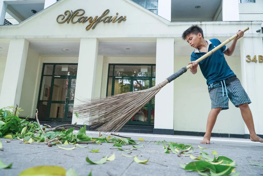 Thu hoạch xong, Huy cẩn thận phụ cha quét dọn trả lại không gian sạch sẽ cho vỉa hè Hà Nội. Thu hoạch xong, Huy cẩn thận phụ cha quét dọn trả lại không gian sạch sẽ cho vỉa hè Hà Nội.