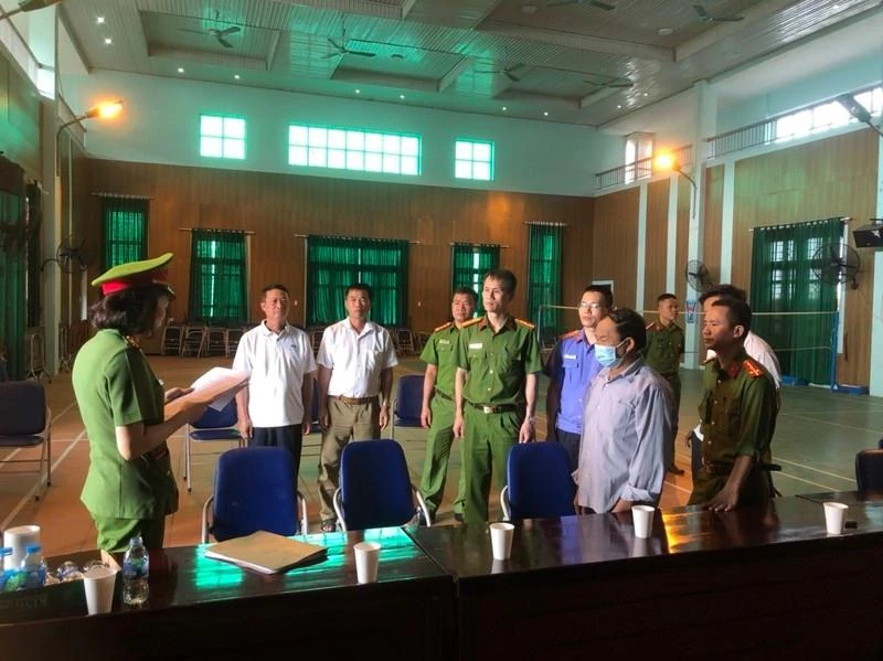 Cơ quan CSĐT Công an huyện Quế Võ đọc Lệnh bắt tạm giam đối với hai cán bộ thôn Việt Vân. Ảnh Viện KSND. Cơ quan CSĐT Công an huyện Quế Võ đọc Lệnh bắt tạm giam đối với hai cán bộ thôn Việt Vân. Ảnh Viện KSND.