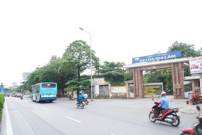 Nhà máy xe lửa Gia Lâm - Công ty Vận tải hành khách đường sắt Hà Nội, số 551 Nguyễn Văn Cừ, phường Gia Thụy, quận Long Biên với diện tích 254 m2 đất.