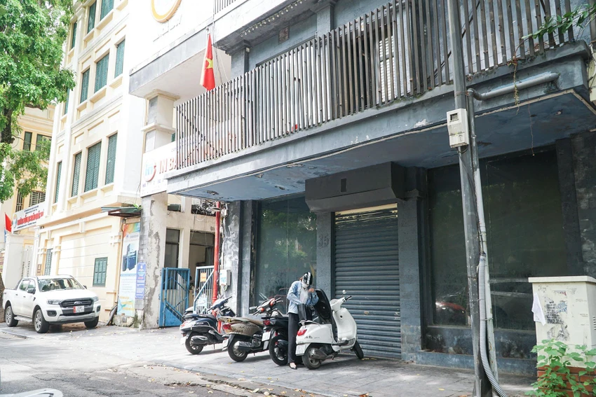 Một quán cafe thuộc phần đất của Công ty TNHH MTV In báo Hà Nội Mới, số 35 Nhà Chung, quận Hoàn Kiếm cũng đã đóng cửa để trả lại mặt bằng.