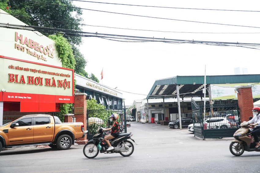 Nhà máy bia Hà Nội với hơn 52.000 m2 tại số 183 đường Hoàng Hoa Thám, phường Ngọc Hà, quận Ba Đình. Hoạt động sản xuất của nhà máy được coi là không phù hợp ở khu vực có nhiều người dân sinh sống và làm việc. Theo quy hoạch chung xây dựng Thủ đô, nơi này sẽ trở thành đất hỗn hợp, công cộng, cây xanh, nhà ở và bãi đỗ xe.