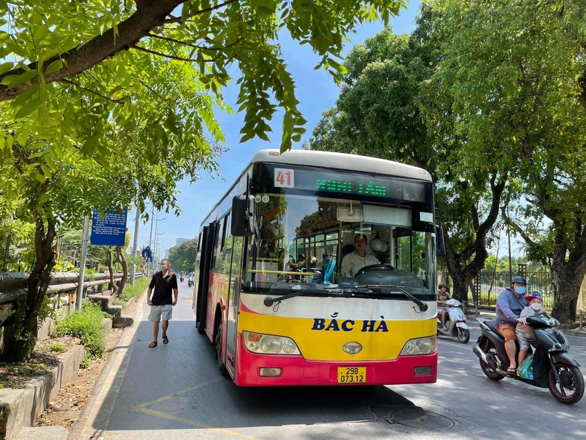 Sáng nay các tài xế, phụ xe vẫn đi làm bình thường. Ảnh PHI HÙNG Sáng nay các tài xế, phụ xe vẫn đi làm bình thường. Ảnh PHI HÙNG