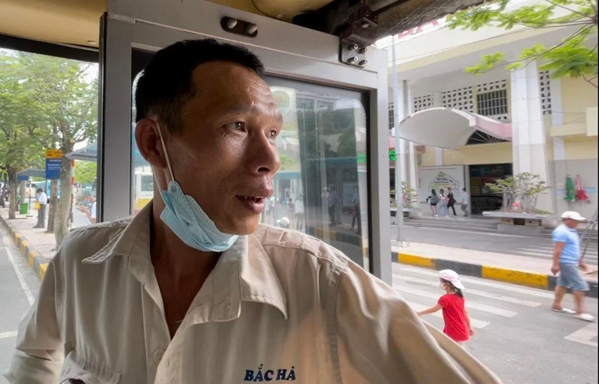 Anh Nguyễn Quốc Tuyên - tài xế tuyết bus số 41. Ảnh PHI HÙNG Anh Nguyễn Quốc Tuyên - tài xế tuyết bus số 41. Ảnh PHI HÙNG