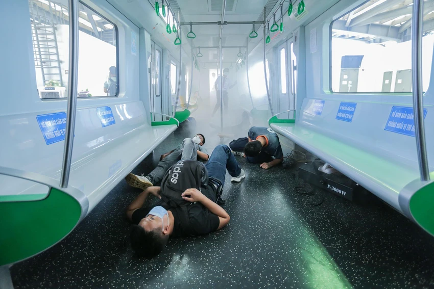 Khói bốc lên từ đám cháy quá lớn, bao trùm các khoang tàu và tầng 3 của nhà ga. Một số người trong quá trình thoát nạn bị thương ở chân không thể di chuyển và người khuyết tật bị ngất do ngạt khói, chờ lực lượng chức năng đến giải cứu. Khói bốc lên từ đám cháy quá lớn, bao trùm các khoang tàu và tầng 3 của nhà ga. Một số người trong quá trình thoát nạn bị thương ở chân không thể di chuyển và người khuyết tật bị ngất do ngạt khói, chờ lực lượng chức năng đến giải cứu.