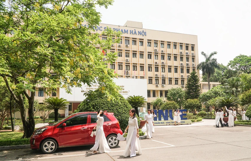 Một cây hoa muồng hoàng yến được trồng ngay lối vào trường Đại học Sư phạm Hà Nội cũng đang thu hút nhiều người tới chụp ảnh. Một cây hoa muồng hoàng yến được trồng ngay lối vào trường Đại học Sư phạm Hà Nội cũng đang thu hút nhiều người tới chụp ảnh.
