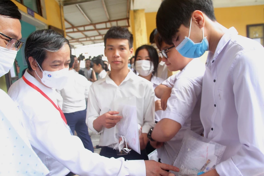 Ông Nguyễn Kim Sơn đã động viên các thí sinh trước khi bước vào phòng thi. Ảnh CTV Ông Nguyễn Kim Sơn đã động viên các thí sinh trước khi bước vào phòng thi. Ảnh CTV