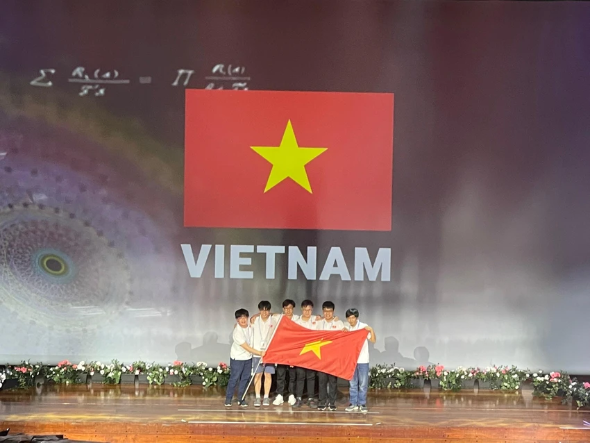 Đội tuyển Việt Nam tham dự IMO 2022. Ảnh CTV Đội tuyển Việt Nam tham dự IMO 2022. Ảnh CTV