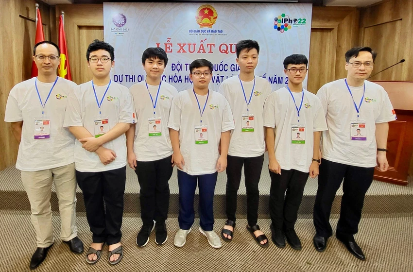 5 học sinh Việt Nam (đứng giữa) tham dự Olympic Vật lí quốc tế 2022. 5 học sinh Việt Nam (đứng giữa) tham dự Olympic Vật lí quốc tế 2022.