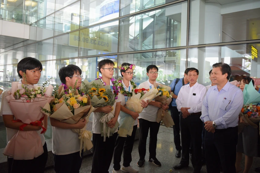 Thứ trưởng Nguyễn Hữu Độ chúc mừng thành tích của đội tuyển Olympic Toán quốc tế 2022. Ảnh CTV