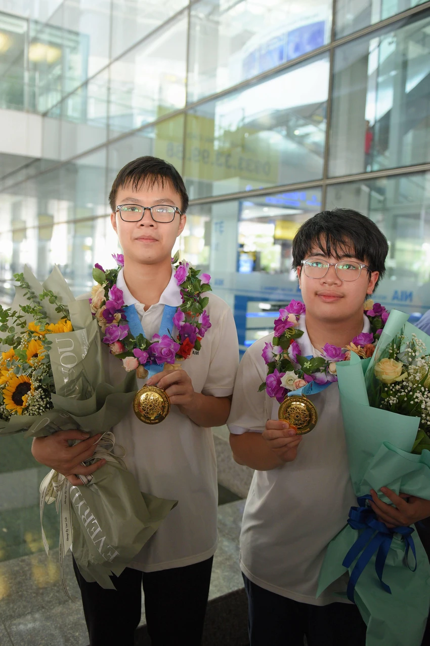 Em Phạm Việt Hưng (trái) và Ngô Quý Đăng là hai chủ nhân 2 chiếc huy chương Vàng IMO 2022. Ảnh CTV