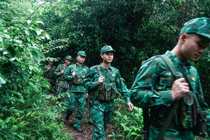 Trung tá Nghiêm Xuân Nhân, Đồn trưởng Đồn Biên phòng Chiềng Sơn cho biết: Trong năm 2021 và sáu tháng đầu năm 2022, đơn vị đã phối hợp với các lực lượng chức năng phát hiện, bắt giữ 21 vụ/23 đối tượng vi phạm pháp luật trên biên giới. Tang vật thu giữ 43 bánh heroin, hai kg ma túy tổng hợp dạng đá, 20.658 viên ma túy tổng hợp, sáu khẩu súng, 288 viên đạn, hai quả lựu đạn, chín hộp đạn chì và nhiều tang vật khác liên quan. Trung tá Nghiêm Xuân Nhân, Đồn trưởng Đồn Biên phòng Chiềng Sơn cho biết: Trong năm 2021 và sáu tháng đầu năm 2022, đơn vị đã phối hợp với các lực lượng chức năng phát hiện, bắt giữ 21 vụ/23 đối tượng vi phạm pháp luật trên biên giới. Tang vật thu giữ 43 bánh heroin, hai kg ma túy tổng hợp dạng đá, 20.658 viên ma túy tổng hợp, sáu khẩu súng, 288 viên đạn, hai quả lựu đạn, chín hộp đạn chì và nhiều tang vật khác liên quan.