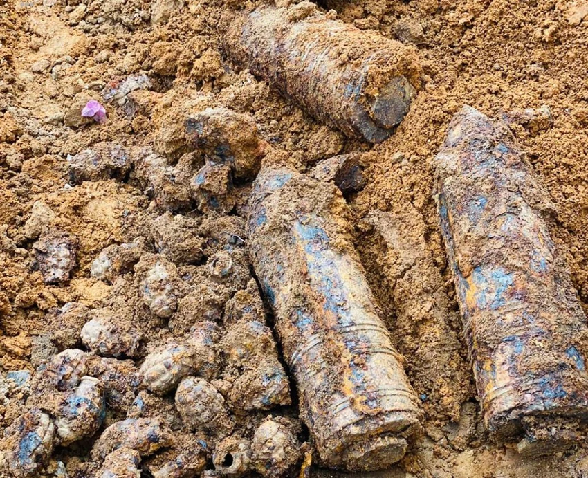 Các đầu đạn và vỏ lựu đạn được phát hiện trong khi đào móng nhà. Ảnh: CACC Các đầu đạn và vỏ lựu đạn được phát hiện trong khi đào móng nhà. Ảnh: CACC
