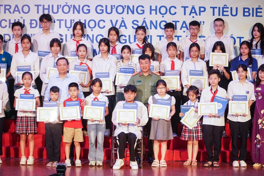 Nhiều tấm gương sáng đã được Hội Khuyến học Hà Nội biểu dương, trao thưởng. Ảnh PHI HÙNG Nhiều tấm gương sáng đã được Hội Khuyến học Hà Nội biểu dương, trao thưởng. Ảnh PHI HÙNG