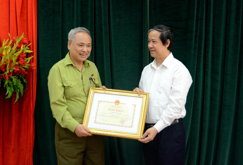 Bộ trưởng Nguyễn Kim Sơn tặng Bằng khen cho cụ ông Nguyễn Huy Kỳ. Ảnh CTV Bộ trưởng Nguyễn Kim Sơn tặng Bằng khen cho cụ ông Nguyễn Huy Kỳ. Ảnh CTV