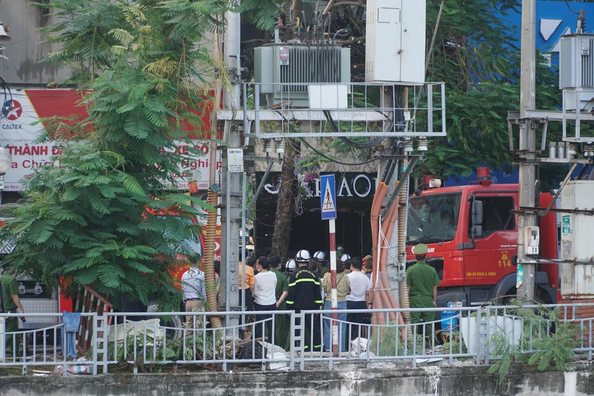 Công an TP Hà Nội cho biết, lúc 13h11 phút ngày 1-8, nhận được tin báo cháy tại địa chỉ số 231 Quan Hoa, phường Quan Hoa, quận Cầu Giấy, Trung tâm chỉ huy Công an TP Hà Nội đã điều động Đội cảnh sát PCCC&amp;CNCH Công an quận Cầu Giấy, Đội cảnh sát PCCC&amp;CNCH Công an quận Đống Đa ngay lập tức đến hiện trường tổ chức tìm kiếm cứu nạn và chữa cháy.
