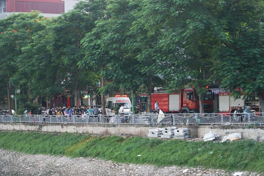 Xe cứu thương cũng được điều tới hiện trường.