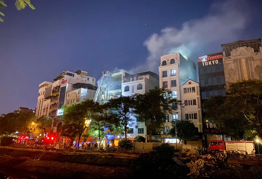 Đêm ngày 1-8, khói vẫn bốc lên từ phía trong ngôi nhà. Ảnh PHI HÙNG Đêm ngày 1-8, khói vẫn bốc lên từ phía trong ngôi nhà. Ảnh PHI HÙNG