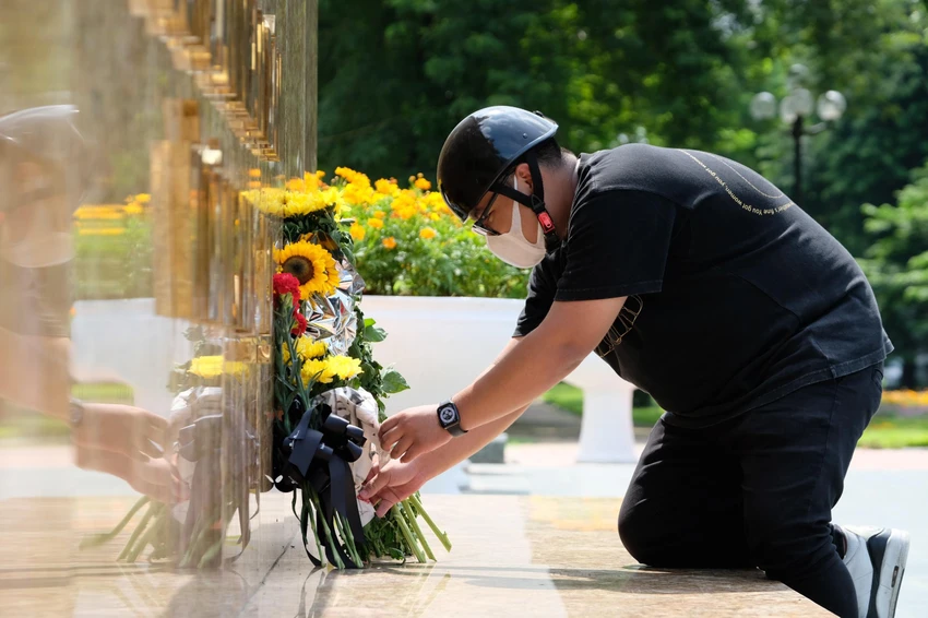 Nhiều bạn trẻ cũng đến đây để đặt những đóa hoa tươi thắm dưới chân tượng đài. Ảnh CTV Nhiều bạn trẻ cũng đến đây để đặt những đóa hoa tươi thắm dưới chân tượng đài. Ảnh CTV