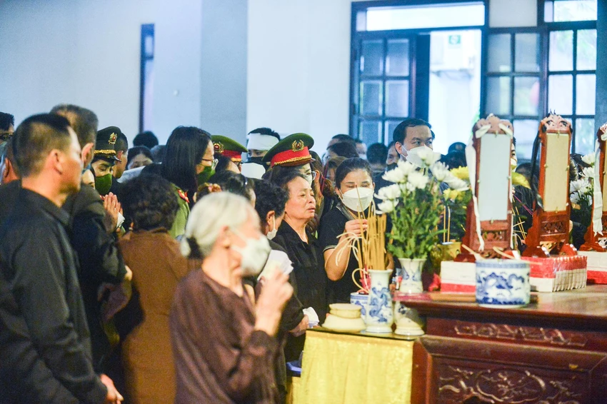 Những nén hương được thắp lên để tỏ lòng tiếc thương vô hạn đối với các chiến sĩ. Những nén hương được thắp lên để tỏ lòng tiếc thương vô hạn đối với các chiến sĩ.