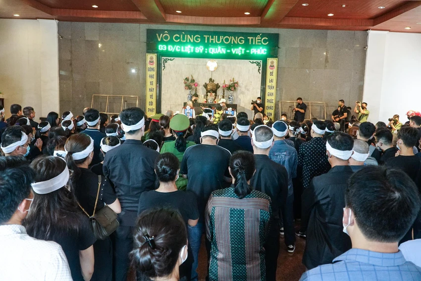 Từ sáng sớm hôm nay, 5-8, rất đông người thân, đồng đội, đồng chí... đã có mặt tại nhà tang lễ Bệnh viện 19-8 để làm lễ di quan cho ba chiến sĩ Cảnh sát PCCC hy sinh trong vụ cháy hôm 1-8. Từ sáng sớm hôm nay, 5-8, rất đông người thân, đồng đội, đồng chí... đã có mặt tại nhà tang lễ Bệnh viện 19-8 để làm lễ di quan cho ba chiến sĩ Cảnh sát PCCC hy sinh trong vụ cháy hôm 1-8.