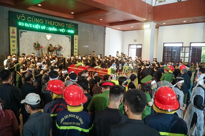 Gần 9 giờ sáng, người thân, đồng đội, đồng chí... đi quanh linh cứu các anh lần cuối để chuẩn bị làm lễ di quan. Gần 9 giờ sáng, người thân, đồng đội, đồng chí... đi quanh linh cứu các anh lần cuối để chuẩn bị làm lễ di quan.