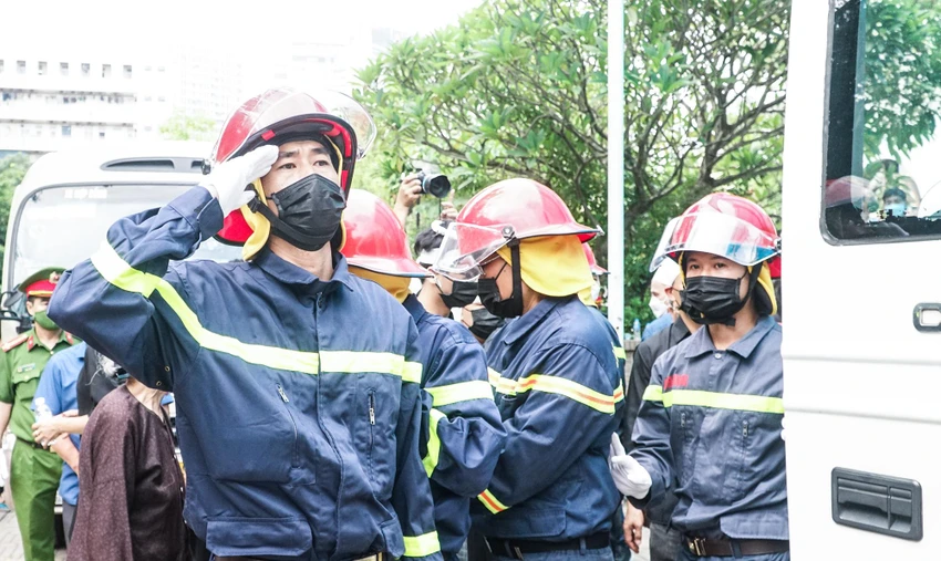 Vào lúc 13 giờ đến 17 giờ chiều nay, tại Nhà tang lễ quốc gia sẽ diễn ra lễ công bố quyết định truy tặng Huân chương Chiến công hạng Nhất của Chủ tịch nước và quyết định cấp Bằng Tổ quốc ghi công của Thủ tướng cho ba liệt sĩ; sau đó là lễ viếng và lễ truy điệu. Vào lúc 13 giờ đến 17 giờ chiều nay, tại Nhà tang lễ quốc gia sẽ diễn ra lễ công bố quyết định truy tặng Huân chương Chiến công hạng Nhất của Chủ tịch nước và quyết định cấp Bằng Tổ quốc ghi công của Thủ tướng cho ba liệt sĩ; sau đó là lễ viếng và lễ truy điệu.
