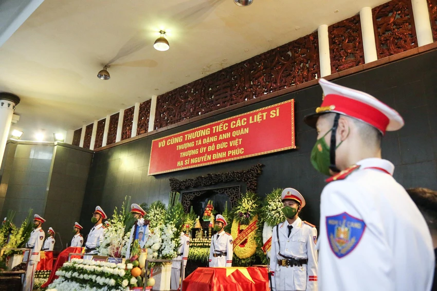 Thi hài ba liệt sĩ được đặt nghiêm trang tại Nhà Tang lễ quốc gia, trước khi hỏa táng tại Đài hóa thân hoàn vũ Hà Nội lúc 17h chiều nay, rồi an táng tại Nghĩa trang Liệt sĩ thành phố Hà Nội, phường Tây Tựu, quận Bắc Từ Liêm. Thi hài ba liệt sĩ được đặt nghiêm trang tại Nhà Tang lễ quốc gia, trước khi hỏa táng tại Đài hóa thân hoàn vũ Hà Nội lúc 17h chiều nay, rồi an táng tại Nghĩa trang Liệt sĩ thành phố Hà Nội, phường Tây Tựu, quận Bắc Từ Liêm.