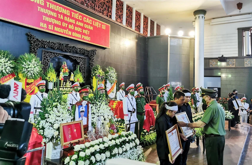 Trong lễ tang, Bộ trưởng Công an Tô Lâm trao Huân chương chiến công và bằng Tổ quốc ghi công cho thân nhân ba liệt sĩ cảnh sát PCCC Hà Nội. Trong lễ tang, Bộ trưởng Công an Tô Lâm trao Huân chương chiến công và bằng Tổ quốc ghi công cho thân nhân ba liệt sĩ cảnh sát PCCC Hà Nội.