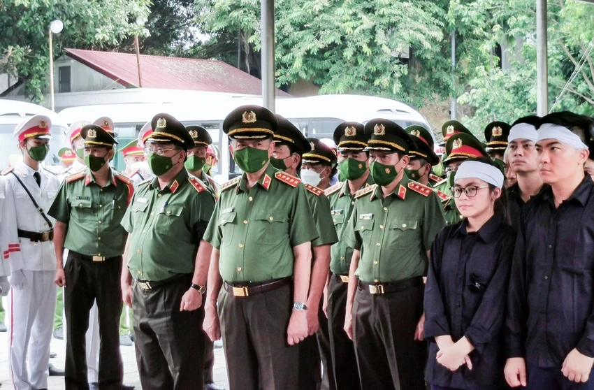 Tại Nhà Tang lễ quốc gia, sau lễ di quan buổi sáng, chiều nay lễ tang được cử hành trọng thể. Đến viếng và dự lễ tang có Đại tướng Tô Lâm, Bộ trưởng Công an; các Thứ trưởng Bộ Công an: Thượng tướng Trần Quốc Tỏ, Thượng tướng Lương Tam Quang, Trung tướng Lê Quốc Hùng, Thiếu tướng Nguyễn Văn Long; lãnh đạo Đảng ủy Công an Trung ương - Bộ Công an; Thành ủy, UBND TP Hà Nội, Đoàn TNCS Hồ Chí Minh; cán bộ chiến sĩ và thân nhân gia đình các liệt sĩ... Tại Nhà Tang lễ quốc gia, sau lễ di quan buổi sáng, chiều nay lễ tang được cử hành trọng thể. Đến viếng và dự lễ tang có Đại tướng Tô Lâm, Bộ trưởng Công an; các Thứ trưởng Bộ Công an: Thượng tướng Trần Quốc Tỏ, Thượng tướng Lương Tam Quang, Trung tướng Lê Quốc Hùng, Thiếu tướng Nguyễn Văn Long; lãnh đạo Đảng ủy Công an Trung ương - Bộ Công an; Thành ủy, UBND TP Hà Nội, Đoàn TNCS Hồ Chí Minh; cán bộ chiến sĩ và thân nhân gia đình các liệt sĩ...