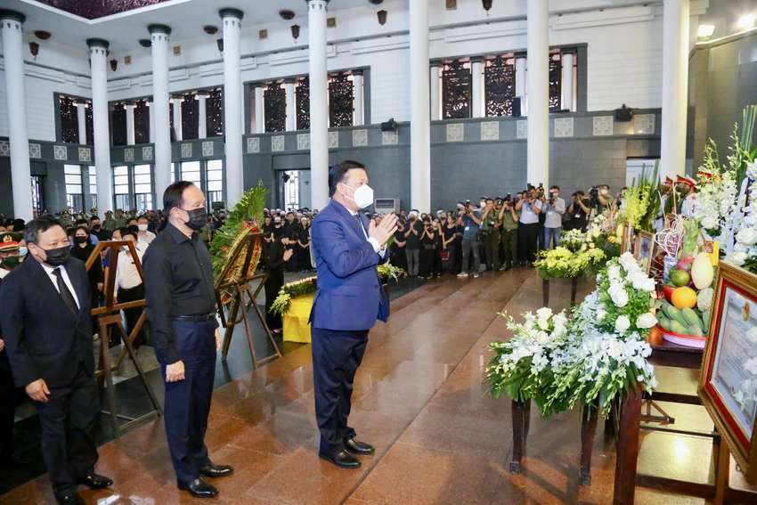 Bí thư Thành ủy Hà Nội Đinh Tiến Dũng cũng tới viếng ba liệt sĩ. Bí thư Thành ủy Hà Nội Đinh Tiến Dũng cũng tới viếng ba liệt sĩ.