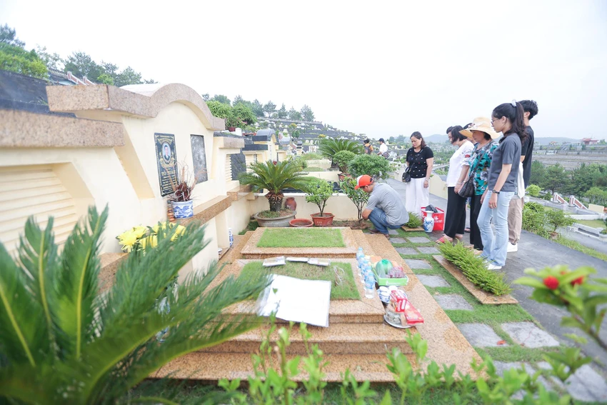 Bà bà Lê Thị Hân (78 tuổi, ở phường Mỹ Đình 2, quận Nam Từ Liêm, Hà Nội) chia sẻ: “Đây là dịp gợi nhắc lại một trong những đạo lý, nhân cách lớn nhất của mỗi con người là Đạo Hiếu. Cũng nhân dịp này, những người con tìm về với nguồn cội, về với giá trị Chân - Thiện - Mỹ và về với đạo của người làm con”. Bà bà Lê Thị Hân (78 tuổi, ở phường Mỹ Đình 2, quận Nam Từ Liêm, Hà Nội) chia sẻ: “Đây là dịp gợi nhắc lại một trong những đạo lý, nhân cách lớn nhất của mỗi con người là Đạo Hiếu. Cũng nhân dịp này, những người con tìm về với nguồn cội, về với giá trị Chân - Thiện - Mỹ và về với đạo của người làm con”.
