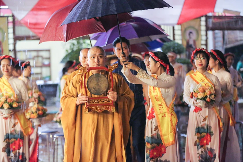 Đêm qua (6-8), Chùa Kim Sơn - Công viên tâm linh Lạc Hồng Viên (Kỳ Sơn, Hòa Bình) đã tổ chức lễ Vu Lan báo hiếu dịp tháng 7 âm lịch. Đêm qua (6-8), Chùa Kim Sơn - Công viên tâm linh Lạc Hồng Viên (Kỳ Sơn, Hòa Bình) đã tổ chức lễ Vu Lan báo hiếu dịp tháng 7 âm lịch.