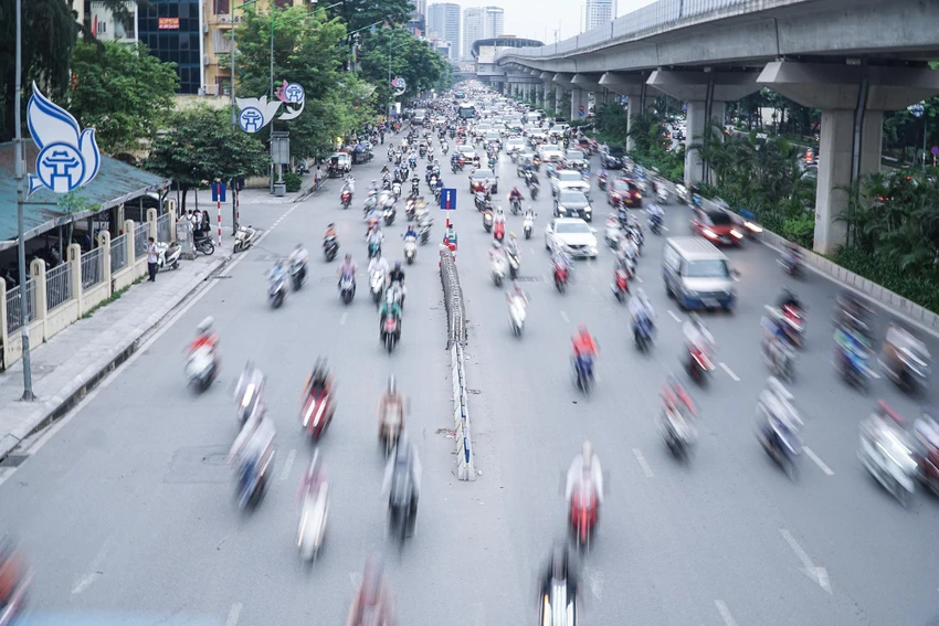 Ghi nhận vào cuối giờ chiều nay trên đường Nguyễn Trãi, TP Hà Nội, tình trạng giao thông nhiều lúc vẫn hỗn loạn sau khi lắp dải phân cách phân làn.