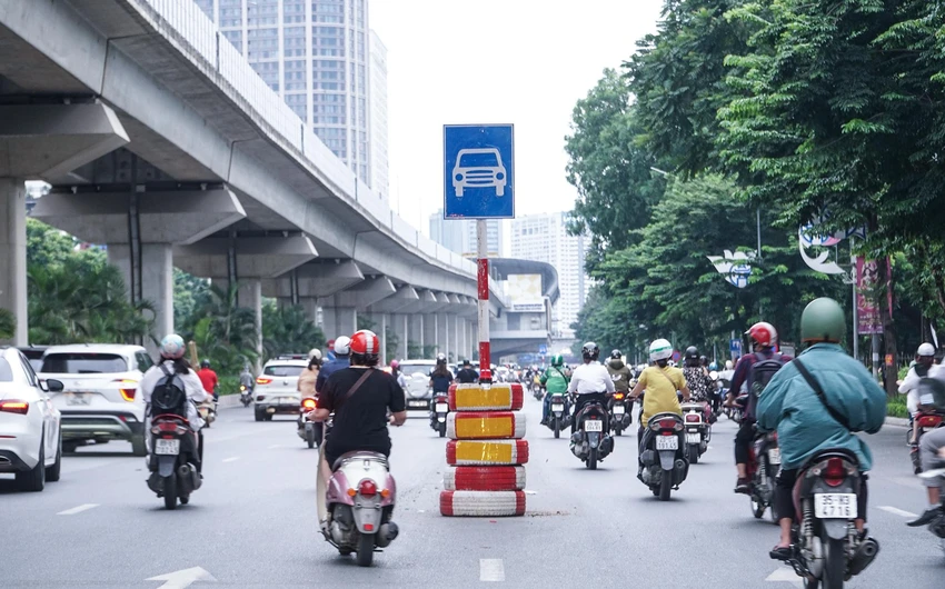 Tình trạng nhiều phương tiện xe máy đi 'nhầm' vào làn dành cho ô tô vẫn xảy ra.