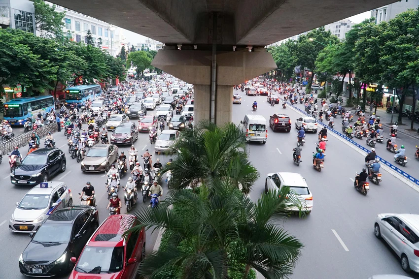 Trên tuyến đường này, đoạn từ nút giao Thanh Xuân đến Ngã Tư Sở đã được phân thành 5 làn xe, trong đó tách riêng 3 làn ô tô, 2 làn hỗn hợp (xe máy, xe buýt, xe thô sơ).