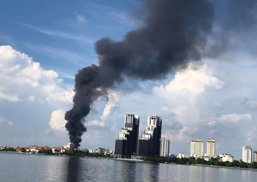 Cột khói đen từ vụ cháy bốc cao nghi ngút. Ảnh CTV