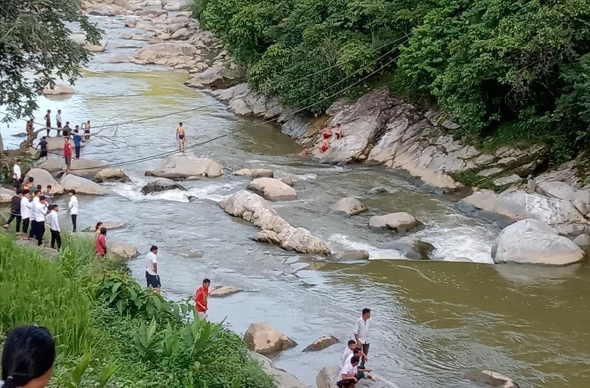 Cơ quan chức năng đang tìm kiếm người chồng bị mất tích. Ảnh: CTV Cơ quan chức năng đang tìm kiếm người chồng bị mất tích. Ảnh: CTV