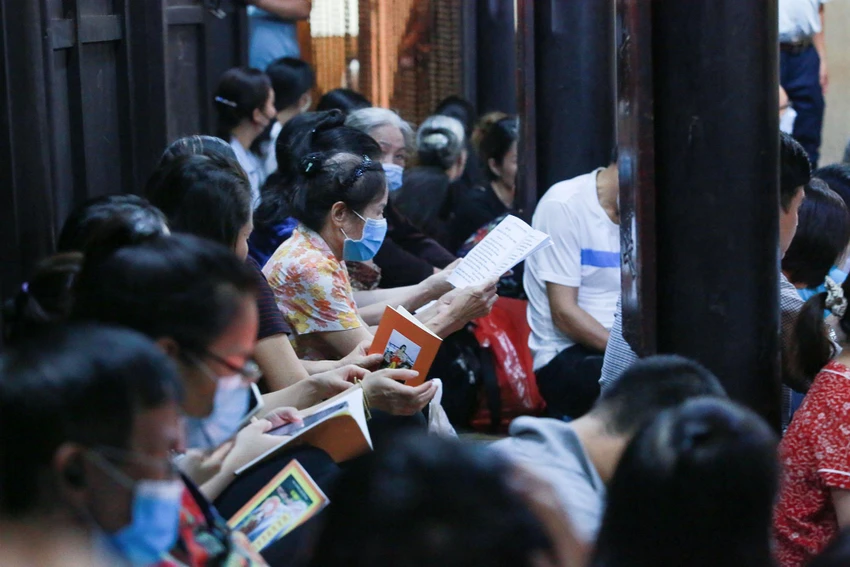 "Lễ Vu Lan mang ý nghĩa lớn là báo ân cha mẹ, đồng thời còn dạy con người ta nhớ về cội nguồn, là biết ơn và báo ơn. Cơn mưa giống như một cách ban phước cho dân chúng" - Bà Nguyễn Thị Hiền (Đống Đa, Hà Nội) chia sẻ. "Lễ Vu Lan mang ý nghĩa lớn là báo ân cha mẹ, đồng thời còn dạy con người ta nhớ về cội nguồn, là biết ơn và báo ơn. Cơn mưa giống như một cách ban phước cho dân chúng" - Bà Nguyễn Thị Hiền (Đống Đa, Hà Nội) chia sẻ.