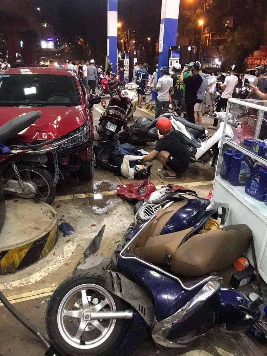 Xe ô tô lao vào cửa hàng xăng dầu, nhiều người và phương tiện nằm ngổn ngang ảnh 3 Xe ô tô lao vào cửa hàng xăng dầu, nhiều người và phương tiện nằm ngổn ngang ảnh 3