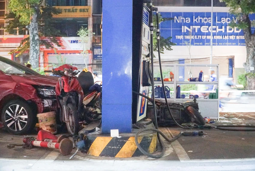 “Chiếc xe đi với tốc độ nhanh khi lao vào cây xăng khiến nhiều người đang đứng chờ đổ xăng không kịp chạy. Xe ô tô chỉ dừng lại khi đâm vào trụ bơm xăng mới dừng lại"- một nhân chứng kể lại.